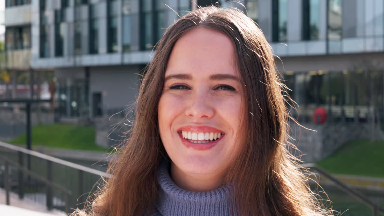 cara, feliz y un primer plano de una mujer en la ciudad