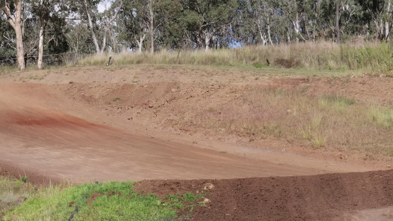 corredores de bicicletas de tierra compitiendo en una pista rural