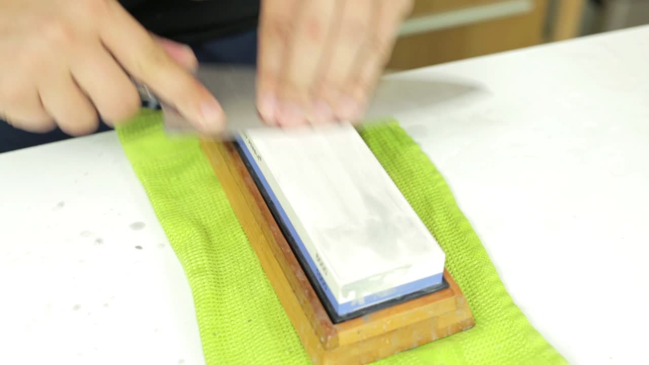 cuchillo afilador de piedra de afilar, afilado japonés de piedra, chef afilando sus herramientas, cuchillo de chef