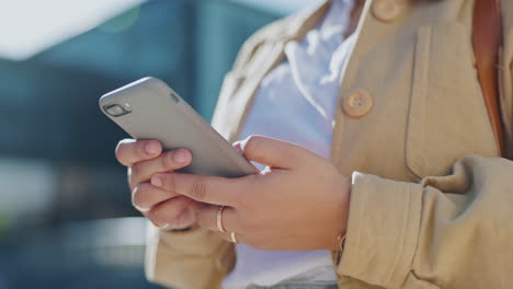 Hände,-Soziale-Medien-Und-Person,-Die-Auf-Dem-Telefon-Scrollt