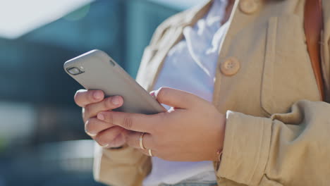 manos, redes sociales y personas desplazándose por el teléfono