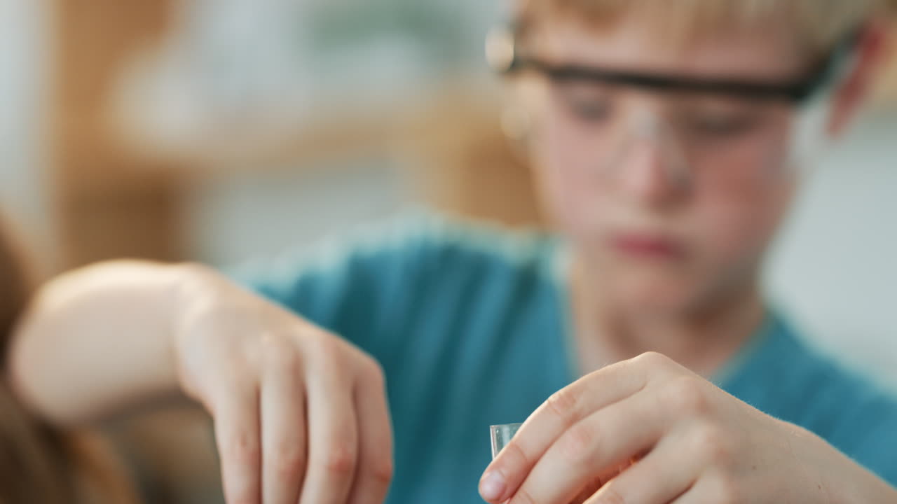 놀이를 통해 세상을 경험하는 것