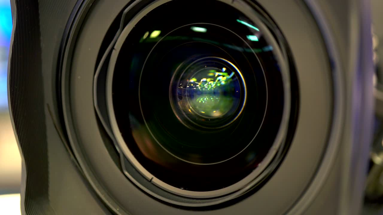 proceso de zoom-out de la lente interna de una videocámara en un primer plano