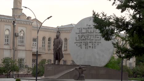 bishkek, kirguistán - estatua cerca del parque de remo