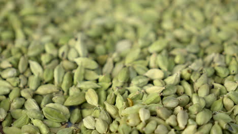 Cardamomo-Natural,-Verde,-Cardamomo-Fresco-En-El-Escaparate-En-Cantidades-A-Granel