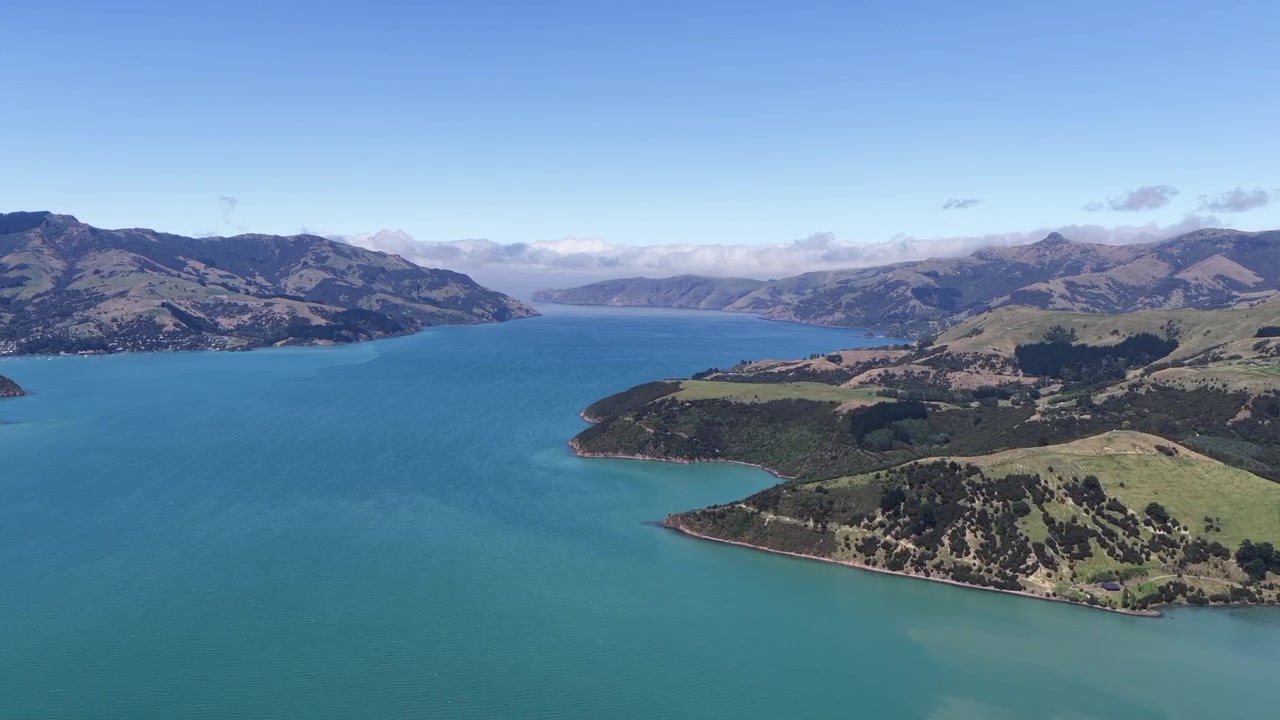 Isola del Sud della Nuova Zelanda: Una vista aerea delle isole collinari che emergono dalle acque blu del lago.