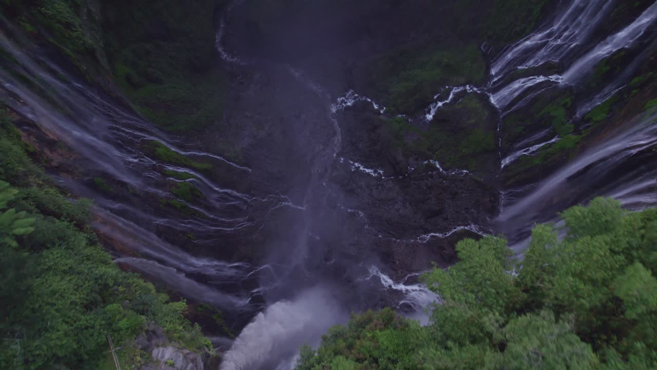 Amanecer sobre la Cascada Tumpak Sewu en Indonesia
