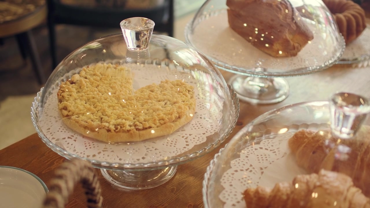 Fırın Vitrininde Lezzetli Kalp Şeklinde Crumble Turta