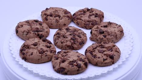 Galletas-Con-Chispas-De-Chocolate-Girando-Sobre-Un-Plato-Giratorio