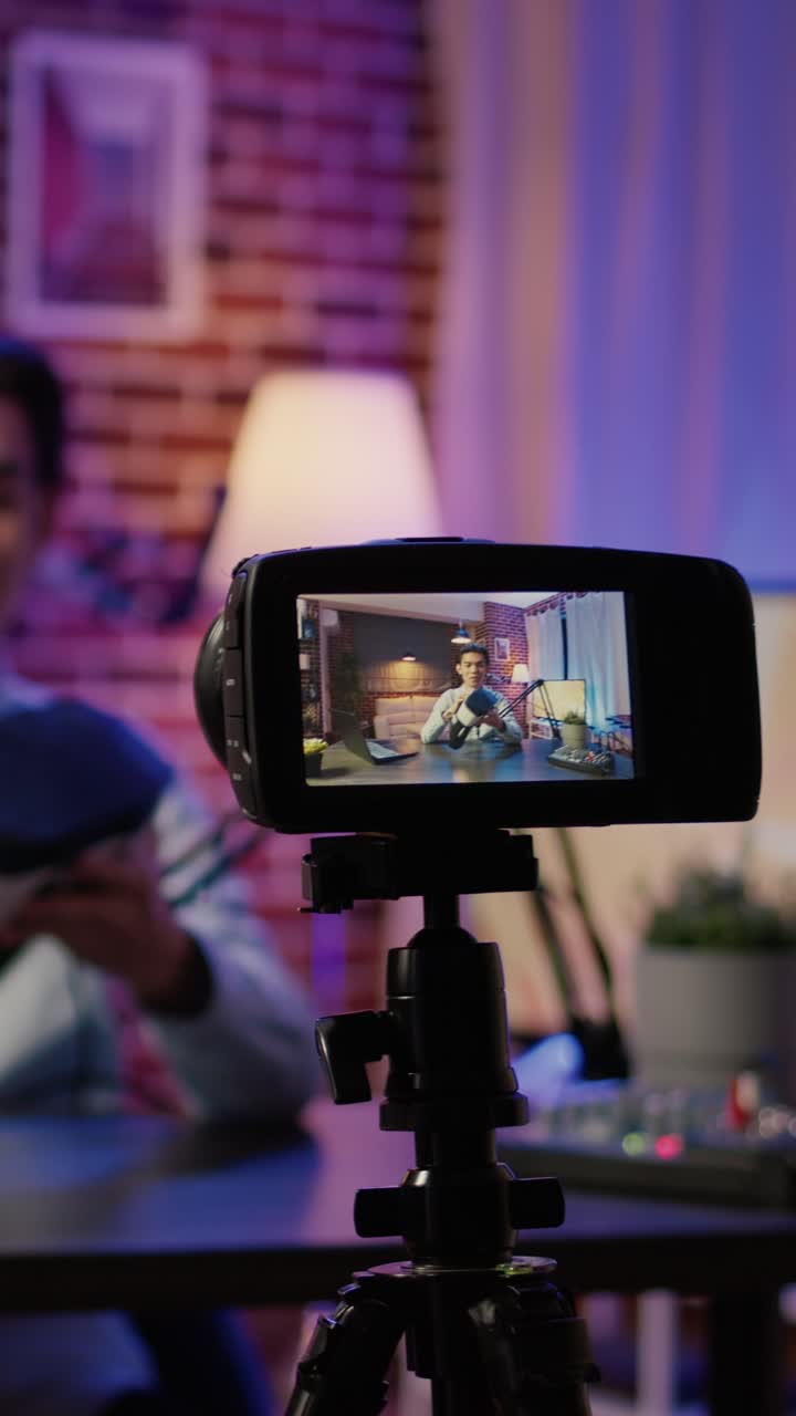 Uomo che fa vlogging con visore VR