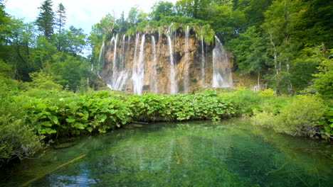 Waterfall-in-Plitvice-Lakes,-Croatia.