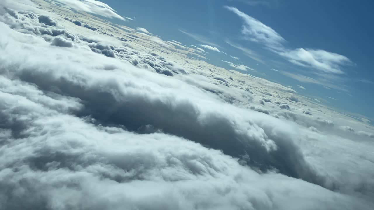 Virata a sinistra sopra le nuvole con cielo azzurro