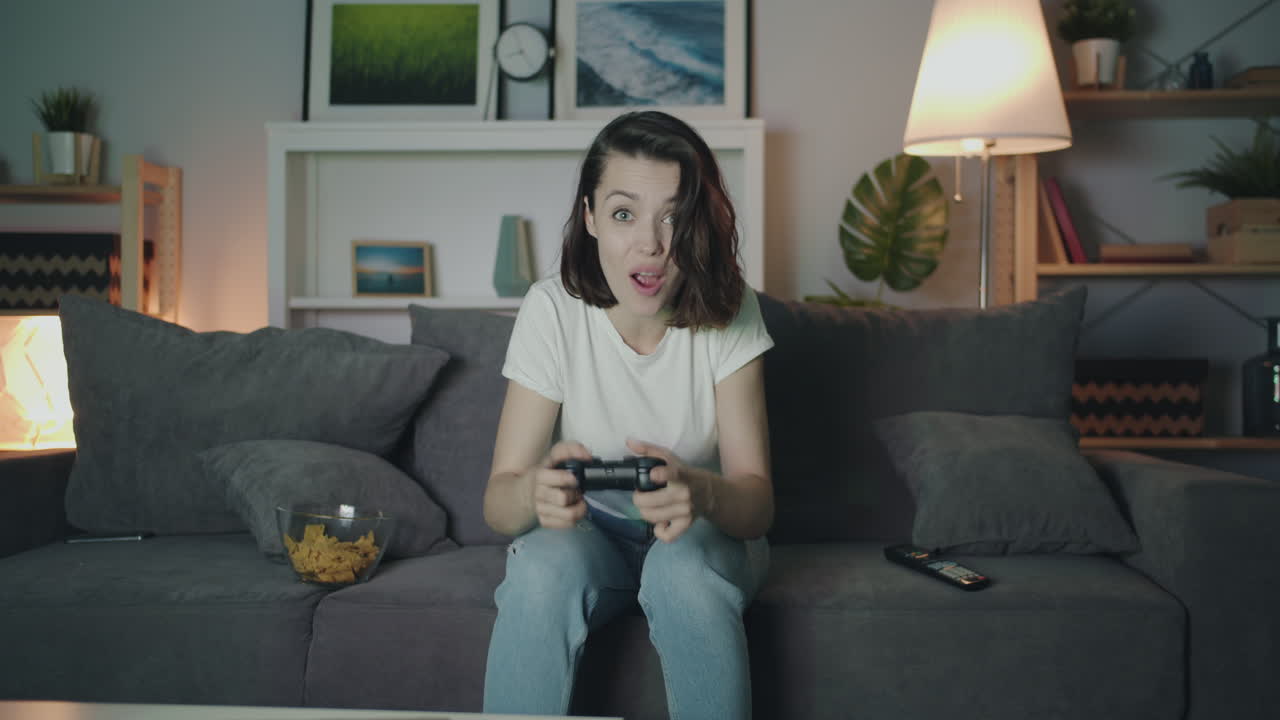 mujer jugando videojuegos en el sofá