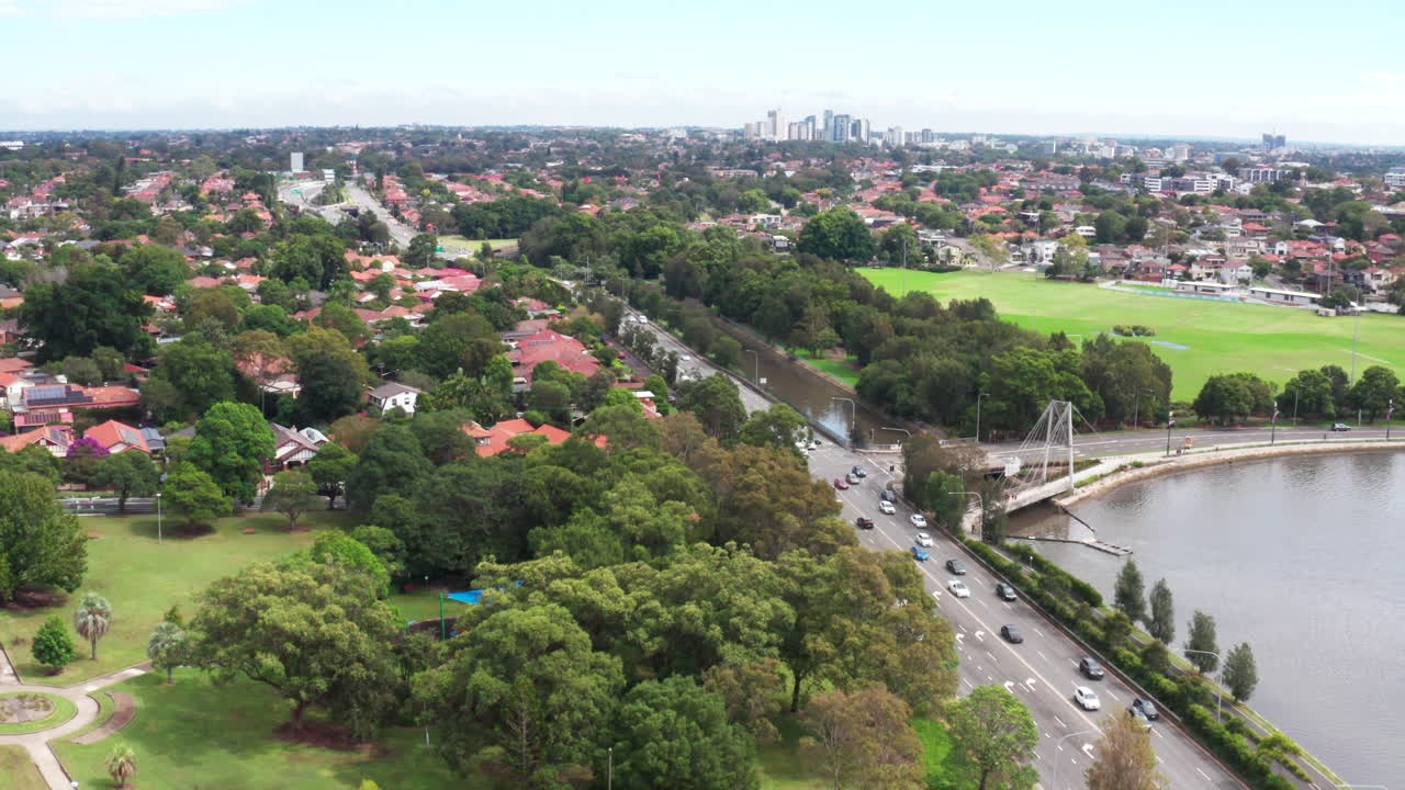 Ripresa aerea con drone in volo verso l'autostrada A4 nella zona ovest interna di Sydney.
