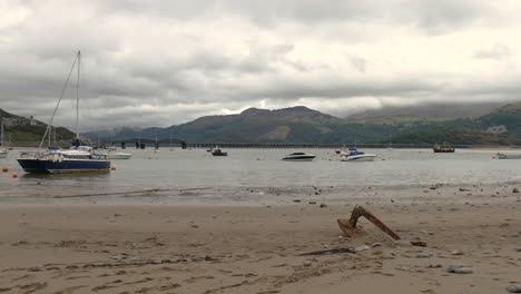 Barcos-Reliquia-En-La-Playa-De-Barmouth,-Gwynedd,-Gales,-Reino-Unido