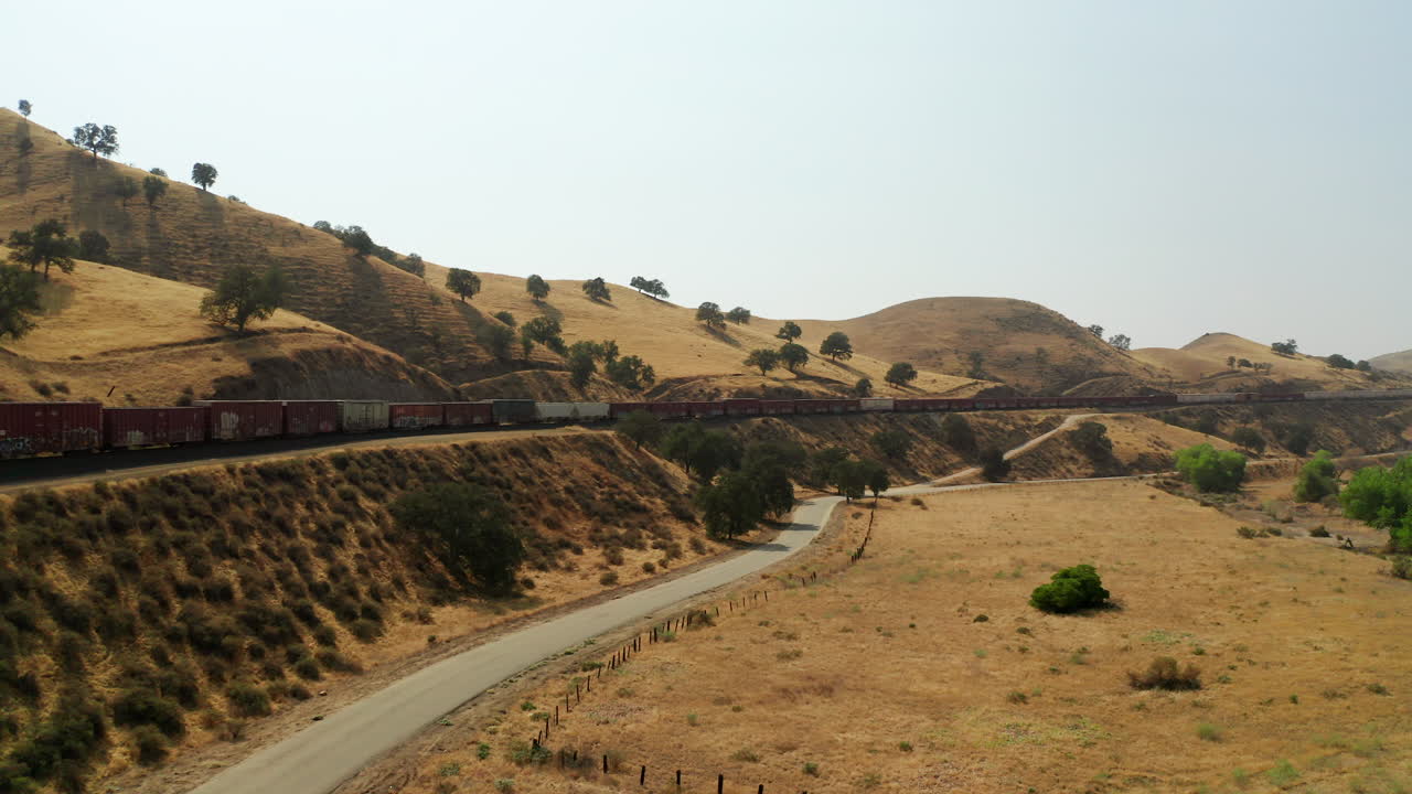캘리포니아주 칼리엔테의 초원을 통과하는 트랙을 따라 내려가는 유니온 퍼시픽 훈련 - 조감도