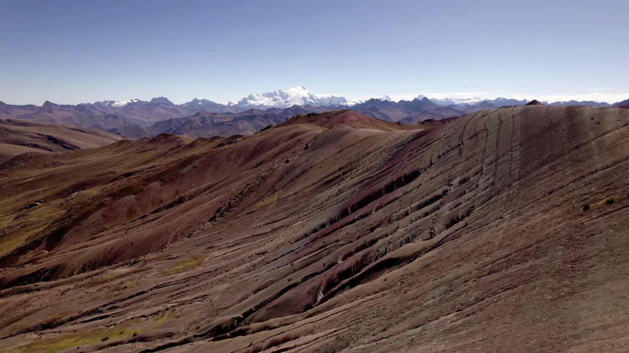 Le vibranti colline color arcobaleno della Montagna Arcobaleno in Perù mostrano tonalità mozzafiato e attraggono escursionisti che esplorano lo splendido paesaggio in una giornata limpida
