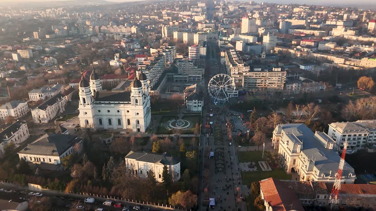 la catedral metropolitana de iasi, el bulevar estefan cel mare y la rueda de ferris en un video aéreo