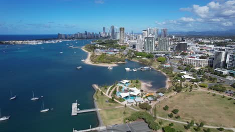 el parque mitchell y el patio de recreo de la península en broadwater parklands, southport, queensland, australia