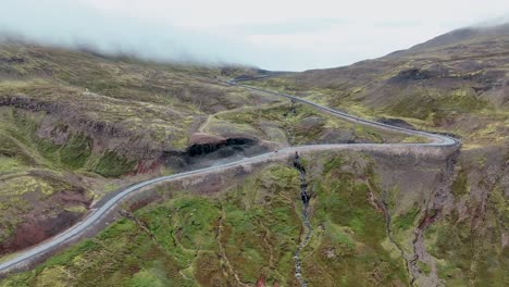 vista aérea de una carretera montañosa en el este de islandia - toma de dron