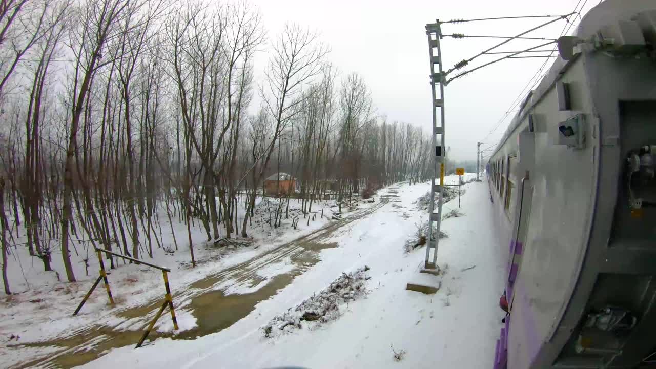 viaje ferroviario indio con nieve en el valle de cachemira, srinagar, badgam, benihal, estación de tren de anantnag