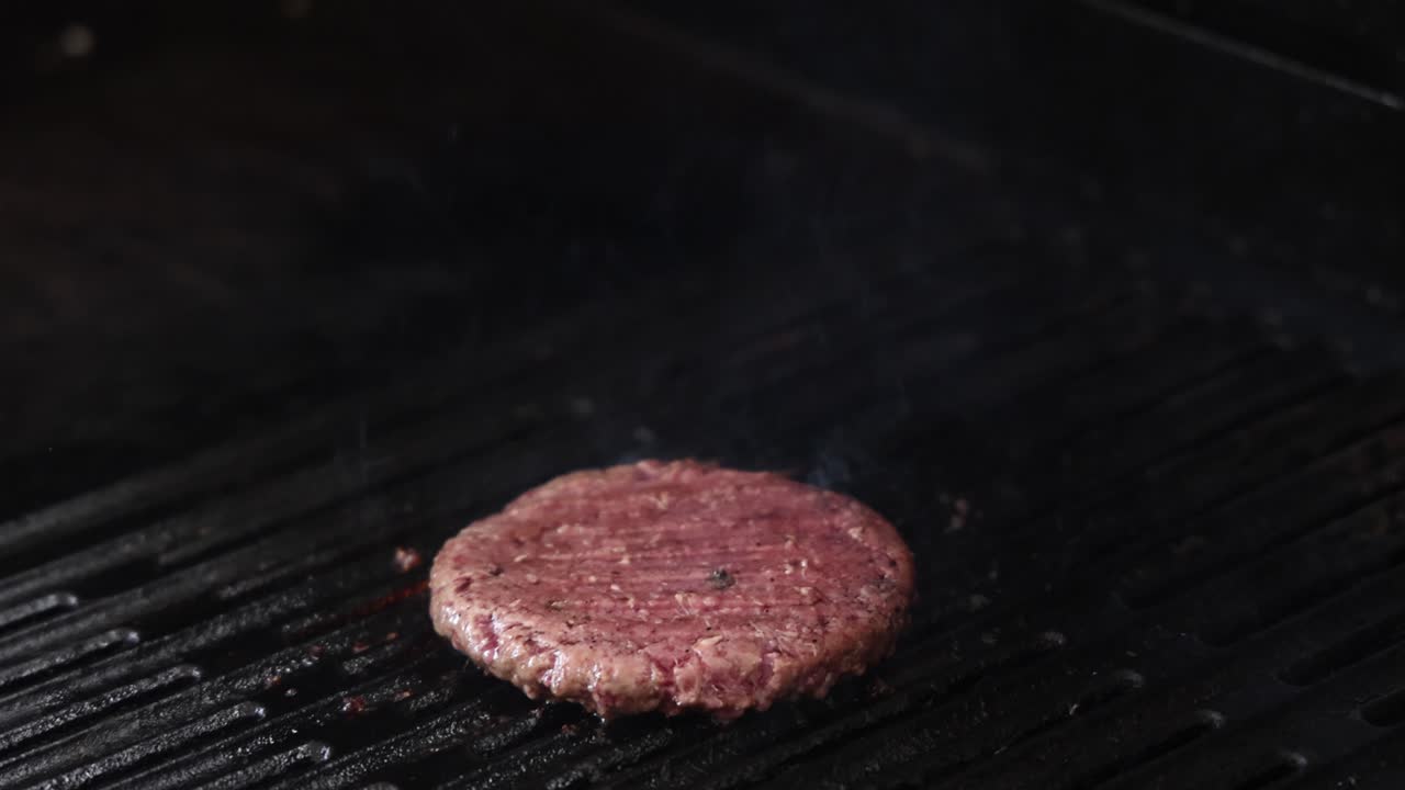 time-lapse de una hamburguesa cocinándose en una parrilla