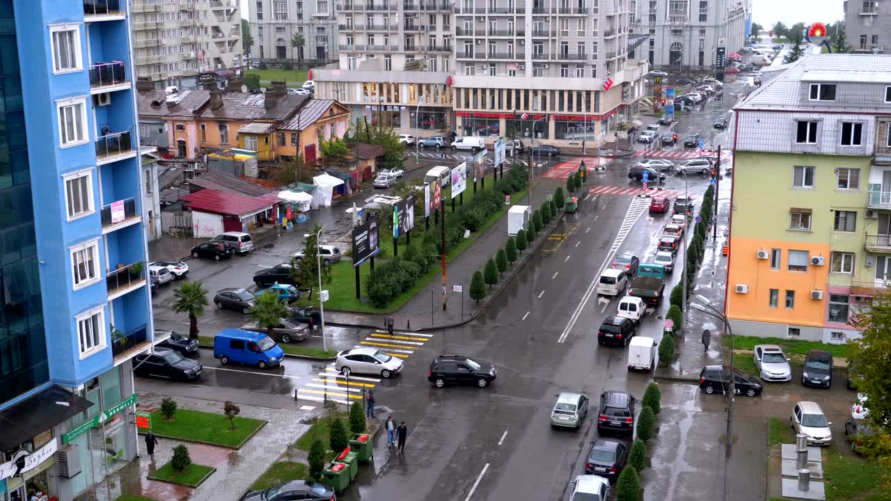 바쁜 도시 의 도로 에 있는 자동차 교통