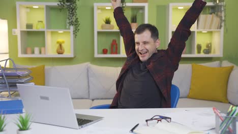 trabajador de oficina en casa que recibe buenas noticias que lo harán feliz y motivado.