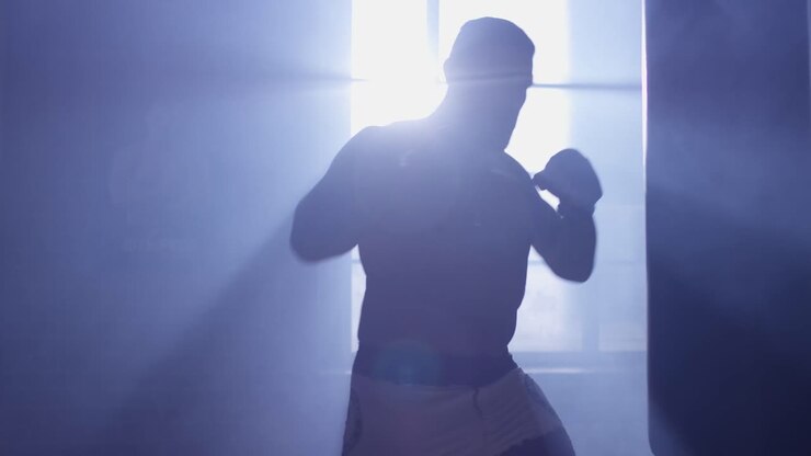 Uomo che si allena con la box in palestra