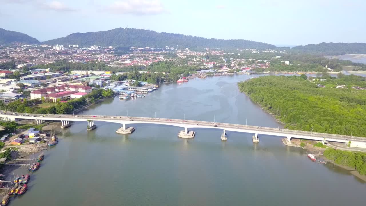 vista de drones o vista aérea del puente tanjung lumpur desde el río kuantan
