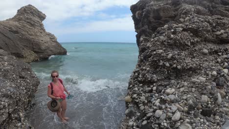 Spanien-Strand-Von-Malaga-Nerja-An-Einem-Bewölkten-Sommertag-Mit-Einer-Drohne-Und-Einer-Stabilisierten-Action-Cam-3