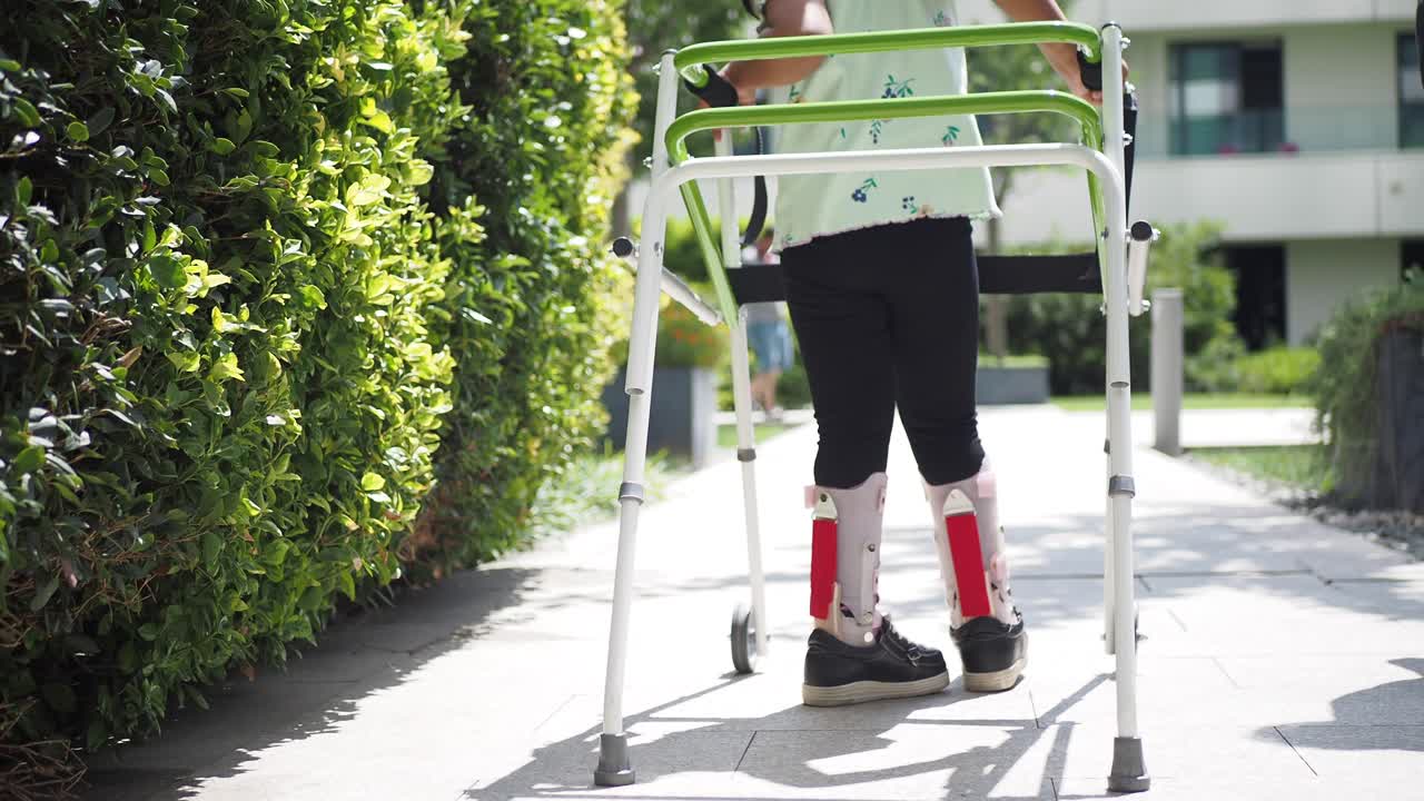 러를 사용하는 다리 브레이스를 가진 아이