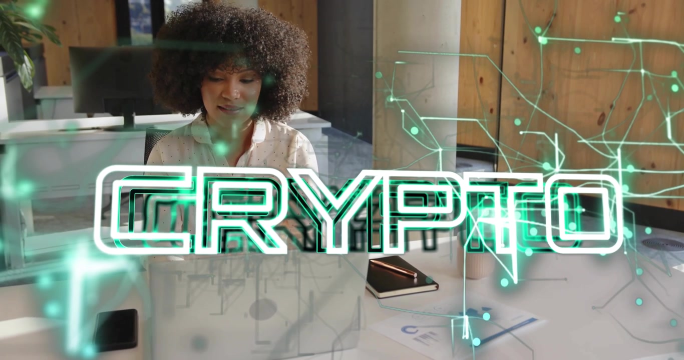 Donna che apre il laptop in ufficio e genera un overlay CRYPTO verde neon mentre prende appunti finanziari.