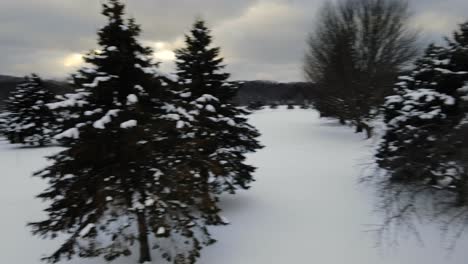 Ein-Bewölkter-Sonnenuntergang-über-Einem-Verschneiten-Golfplatz