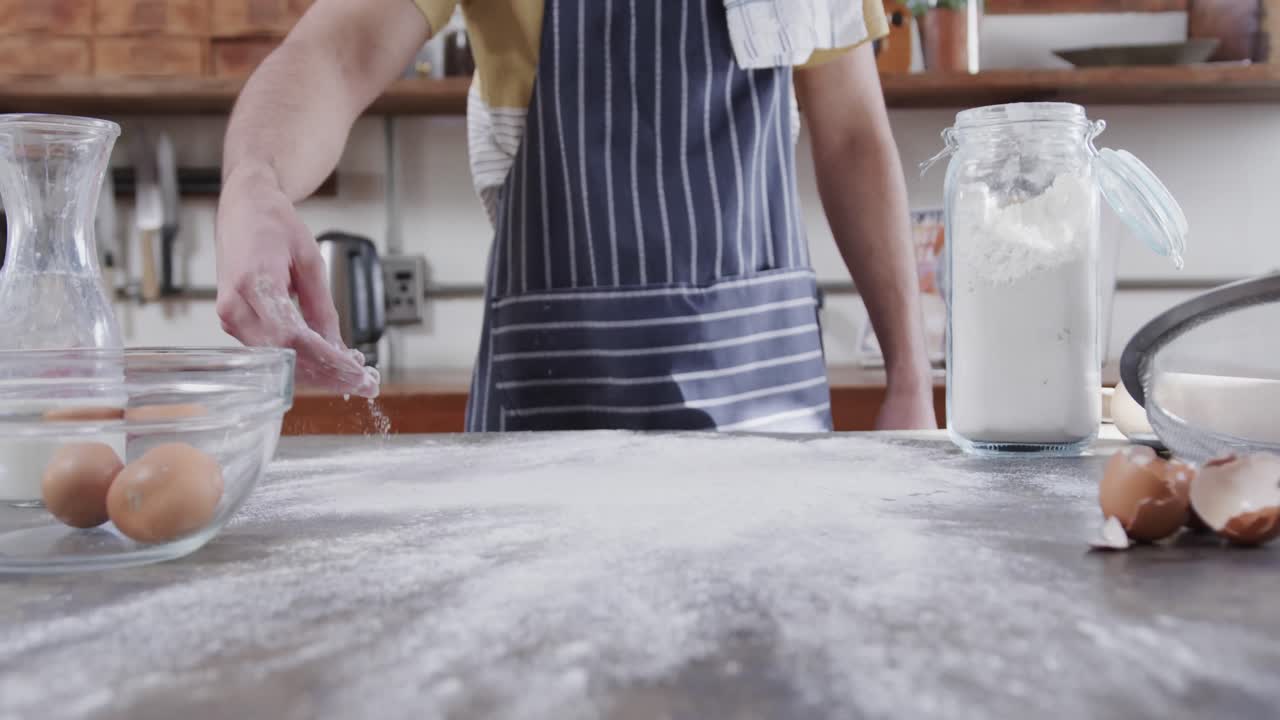 부 ⁇ 에서  ⁇  반죽을 준비하는 백인 남자의 중간 섹션, 복사 공간, 느린 동작