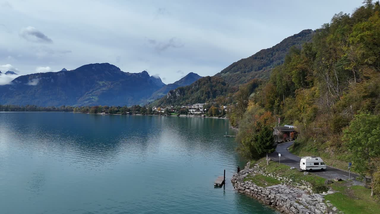 impresionante fotografía aérea de weisen, suiza, en un día brillante que muestra un tranquilo lago walensee y montañas cubiertas de coníferas