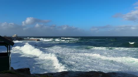 Olas-Del-Océano-Rompiendo-Y-Rompiendo-Sobre-La-Piscina-Infantil-De-La-Jolla-Durante-La-Marea-Real-Con-Agua-Ruff