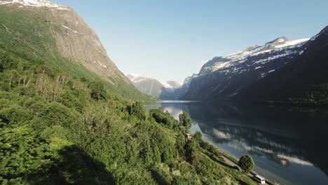 Lovatnet-See-Mit-Spiegelung-Der-Berge-Auf-Ruhigem-Wasser,-Drohnenansicht-Aus-Der-Luft