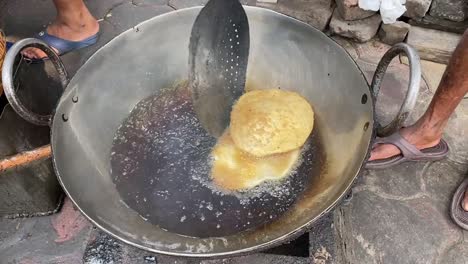 Puri-Im-Indischen-Stil-In-Einem-Kadai,-Das-In-Heißem-Öl-An-Einem-Imbissstand-Am-Straßenrand-Gebraten-Wird