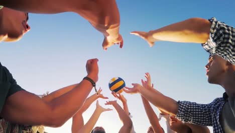 Gruppe-Von-Freunden,-Die-Am-Strand-Mit-Ball-Spielen