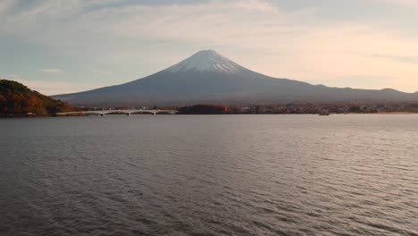 Una-Reveladora-Toma-De-Drones-Del-Monte-Fuji-En-Kawaguchiko,-Japón-Durante-La-Temporada-De-Otoño