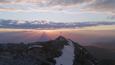 Puesta-De-Sol-Sobre-Corno-Bianco-Con-Una-Cruz-En-La-Cima-De-La-Montaña