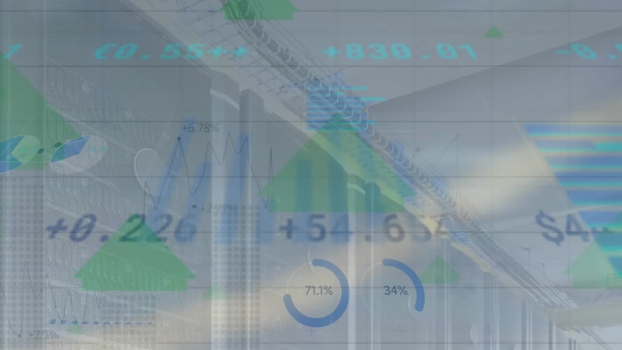 통계 데이터 처리 및 화살표 아이콘의 애니메이션이 컴퓨터 서버 방에 대해 위로 움직입니다.