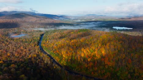 Vista-Aérea-Del-Follaje-De-Otoño-En-El-Norte-Del-Estado-De-Nueva-York-Con-Inversión-De-Nubes