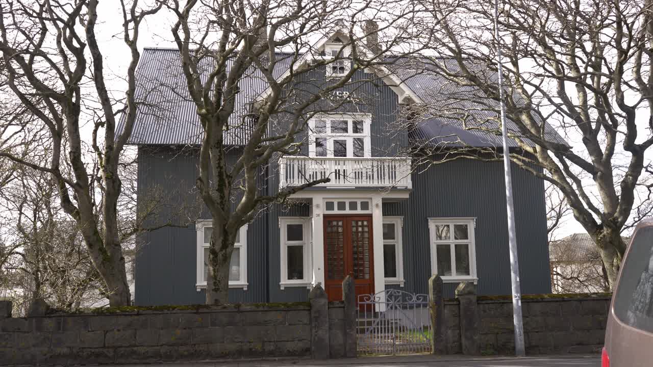 Stabil optagelse af et smukt hus i Reykjavik, Island om sommeren