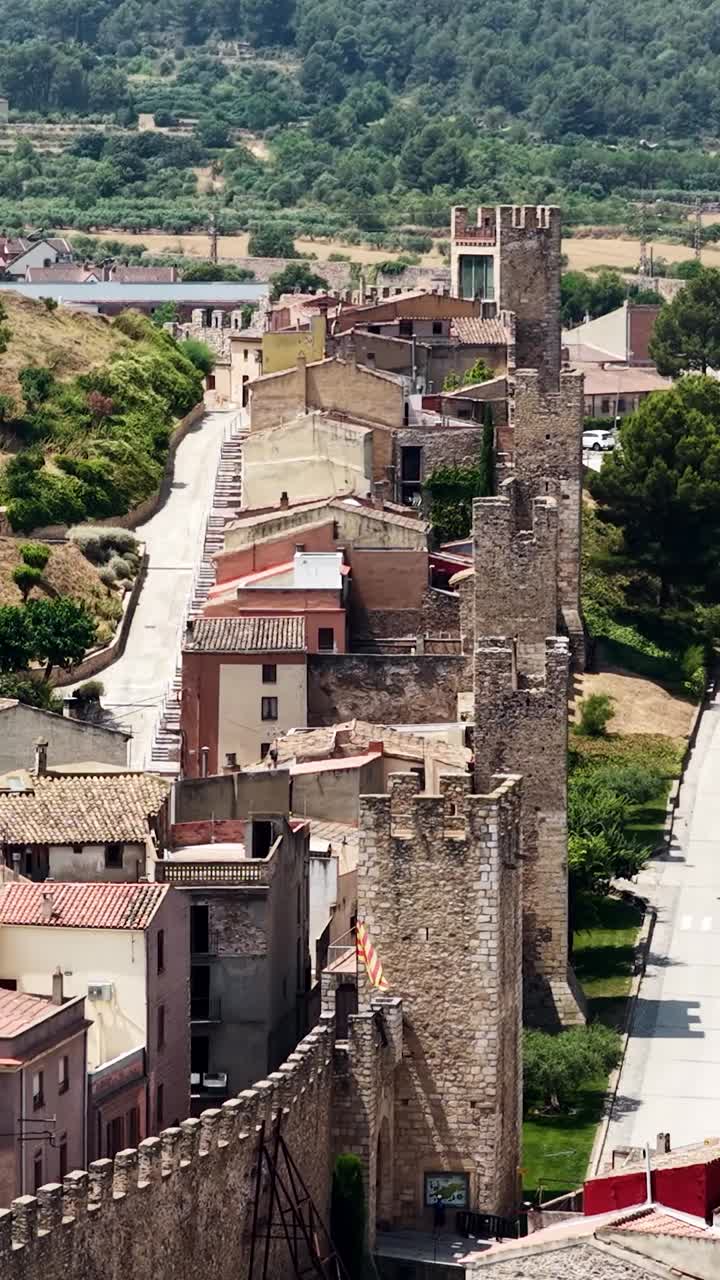 Pueblo histórico con fortificación medieval