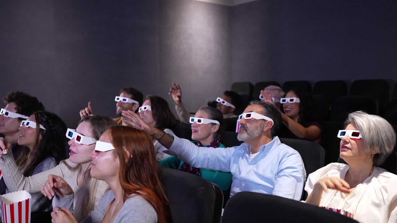 Persone che guardano un film in 3D in un cinema