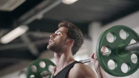 Culturista-En-Cuclillas-Con-Barra-En-El-Gimnasio.-Hombre-Atleta-Entrenando-En-El-Gimnasio