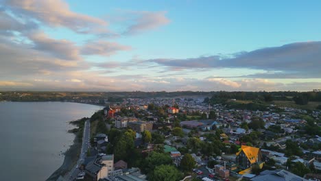 puerto varas, chile en el lago llanquihue al anochecer