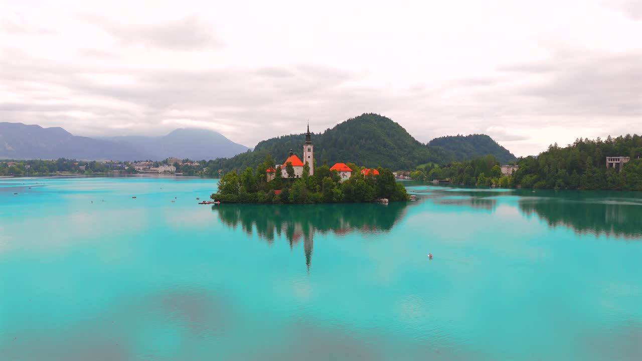 슬로베니아의 블레드 호수 (lake bled) 의 놀라운 드론 영상, 상징적인 섬, 성, 그리고 울창한 풍경을 보여줍니다.